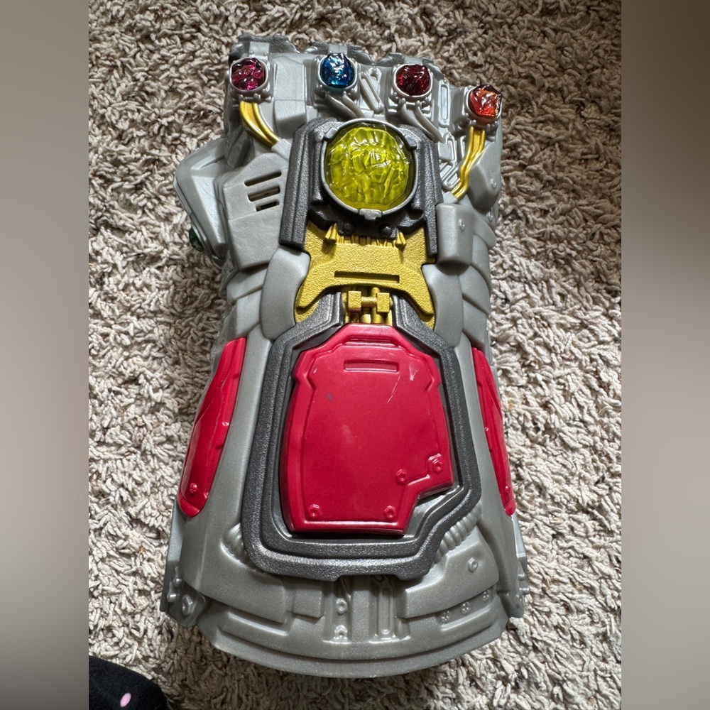 Hasbro Marvel Avengers Endgame Electronic Infinity Gauntlet Roleplay Toy